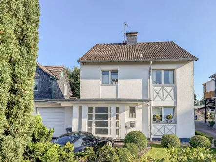 Ansicht 1 - Haus kaufen in Burscheid - Freistehendes Einfamilienhaus mit Doppelgarage mit Hauszugang * Wohnliche-Nutzfläche 187 m² * Garten- und Dachterrasse * Gartenhaus