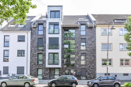 Frontansicht - Wohnung mieten in Köln - 2 Zi.-Wohnung in Köln-Höhenberg * 56,47 m² Wohnfl. * Erdgeschoss barrierefrei * Duschbad * Südterrasse/Garten * Aufzug * Außenstellplatz * Fußbodenheizung