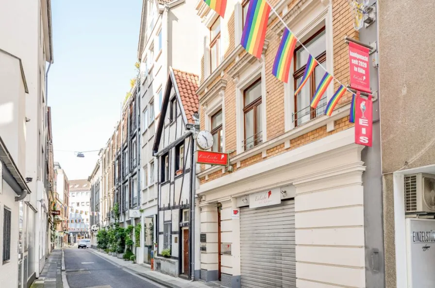 Straßenansicht - Wohnung kaufen in Köln - MITTENDRIN, STATT NUR DABEI im Friesenviertel Kettengasse * architektonisch ansprechende, moderne DG-ETW * kaum  Dachschrägen * Aufzug * 2 Dachterrassen * Einbauküche * derzeit vermietet * auto- + abgasfreie Wohnstraße