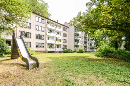 Rückansicht - Wohnung kaufen in Köln - Vermietete 3-Zi.-ETW mit Balkon * PKW-Stellplatz * großer Gemeinschaftsgarten * gute Verkehrsanbindung