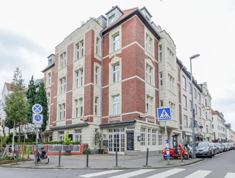 Ansicht gesamt - Wohnung kaufen in Köln - Köln-Sülz * 2 Zimmer ETW mit leichten Schrägen in saniertem Wohn-/Geschäftshaus aus der Gründerzeit von 1905 * ca. 70,00 ² Wfl. * 4. OG * Wannenbad * Balkon