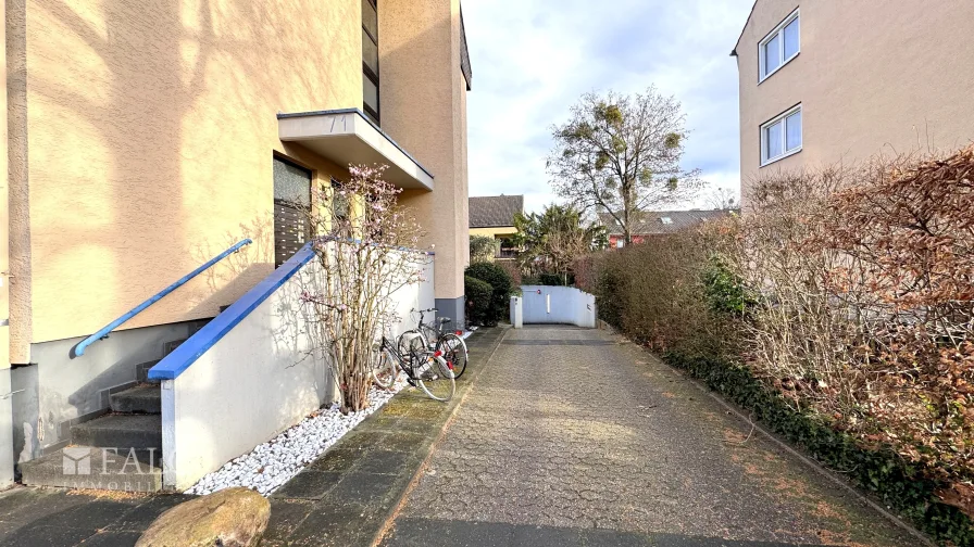 Hauseingang - Wohnung kaufen in Bonn - Apartment mit Entwicklungspotenzial