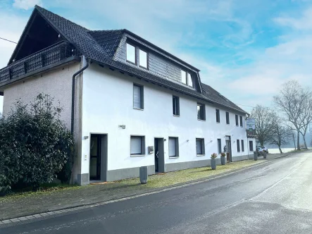 Frontansicht Wohnhaus - Land- und Forstwirtschaft kaufen in Windeck - Landwirtschaftliches Mehrgenerationenhaus mit Wirtschaftsgebäuden und angrenzenden Grünlandflächen