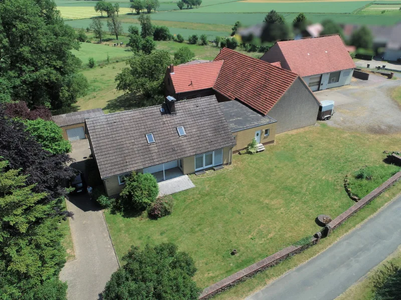 Luftbildansicht Wohnhaus - Land- und Forstwirtschaft kaufen in Hille - Resthof am Rande des Wiehengebirges