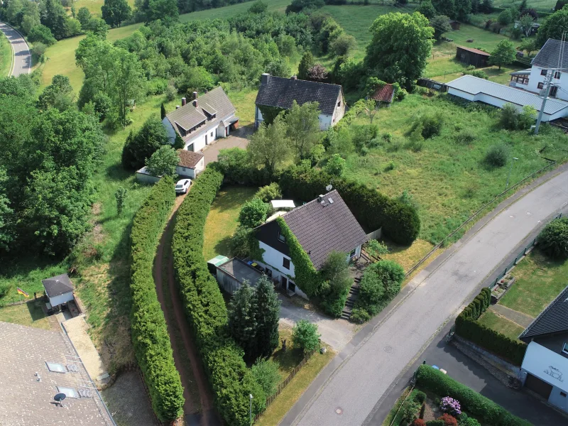 Nordwestliche sicht auf das Anwesen - Haus kaufen in Hellenthal / Hescheld - Ländliches Anwesen mit drei Wohnhäusern und zusätzlichem Bauland in der Eifel