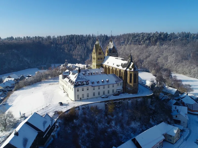 Luftbild Ostansicht - Gastgewerbe/Hotel kaufen in Ravengiersburg - Wunderschön gelegene Klosteranlage mit vielfältigen Nutzungsmöglichkeiten im Hunsrück