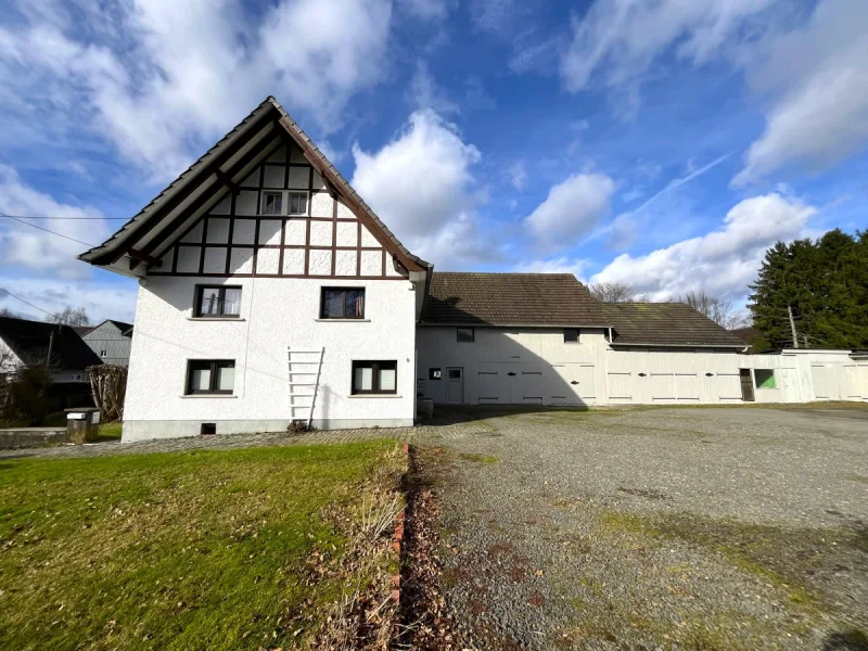  - Haus kaufen in Waldbröl / Diezenkausen - Hofstelle mit angrenzendem Grünland