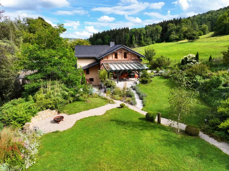 Blick auf das Wohnhaus über den Garten - Haus kaufen in Gerolstein - Traumhaftes Landhaus in absoluter Alleinlage