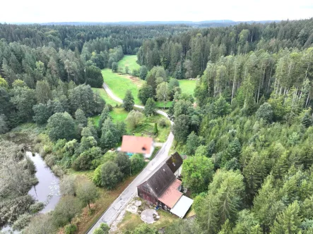 Östliche Luftbildansicht - Land- und Forstwirtschaft kaufen in Jagstzell / Dankoltsweiler - Kleine Hofstelle mit Grünland in schöner Tallage