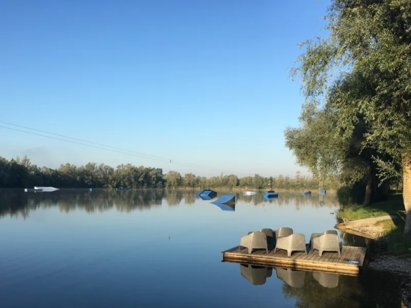 Blick vom Gebäude auf den See Richtung Westen