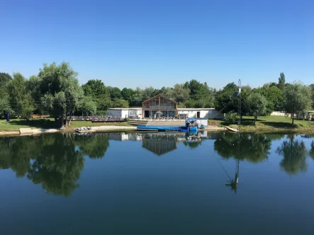 Blick auf das Gebäude von Südwesten - Freizeitimmobilie kaufen in Gundelfingen an der Donau - Idyllischer See mit Wassersport-Freizeitanlage in Gundelfingen an der Donau