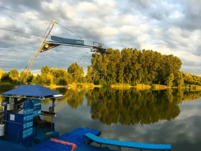 Startplattform Wasserskianlage mit Bedienstand