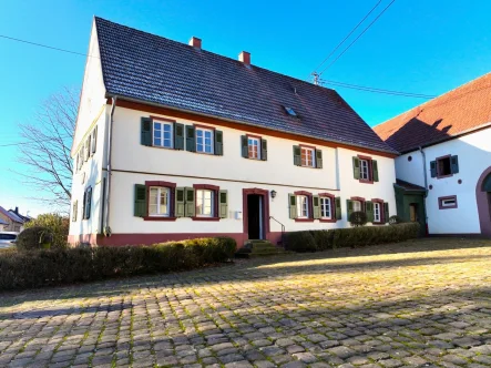  - Haus kaufen in Gerhardsbrunn - Historischer Dreiseithof mit angrenzenden landwirtschaftlichen Flächen