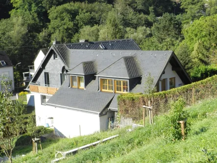aufwändige Dachkonstruktion mit Naturschiefer - Haus kaufen in Enkirch - Hochwertiges, top gepflegtes Mehrfamilienhaus mit vielseitiger Heiztechnik in ruhiger Ortsrandlage!