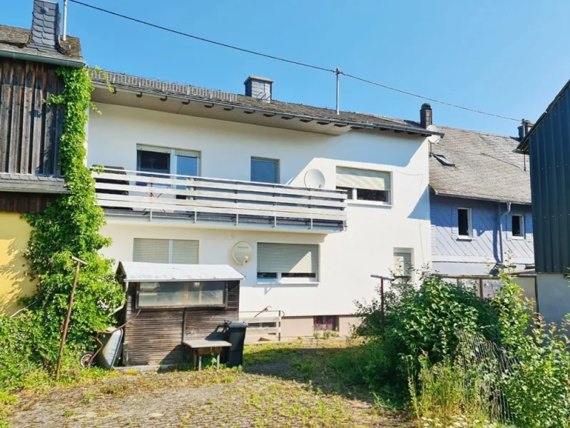 Rückansicht - Haus kaufen in Hottenbach - Gepflegtes Reihenmittelhaus mit zwei vermieteten Wohneinheiten, Stellplätzen und Balkonen