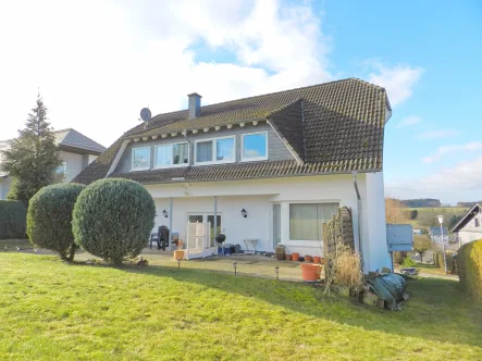 Rückansicht mit Freisitzen - Haus kaufen in Niederweiler - Sonnig gelegenes Architektenhaus/MFH mit Garten, Garage und vielen Freisitzen!