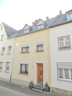 Haupteingang - Haus kaufen in Kinheim - Kinheim: Gepflegtes und solides Reihenmittelhaus mit Nebengebäude und Carport