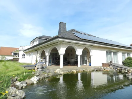 Terrasse mit Koi-Teich - Haus kaufen in Kempfeld - Hochwertige Landhaus-Villa mit Pool und Koi-Teich in sonniger, ruhiger Lage!