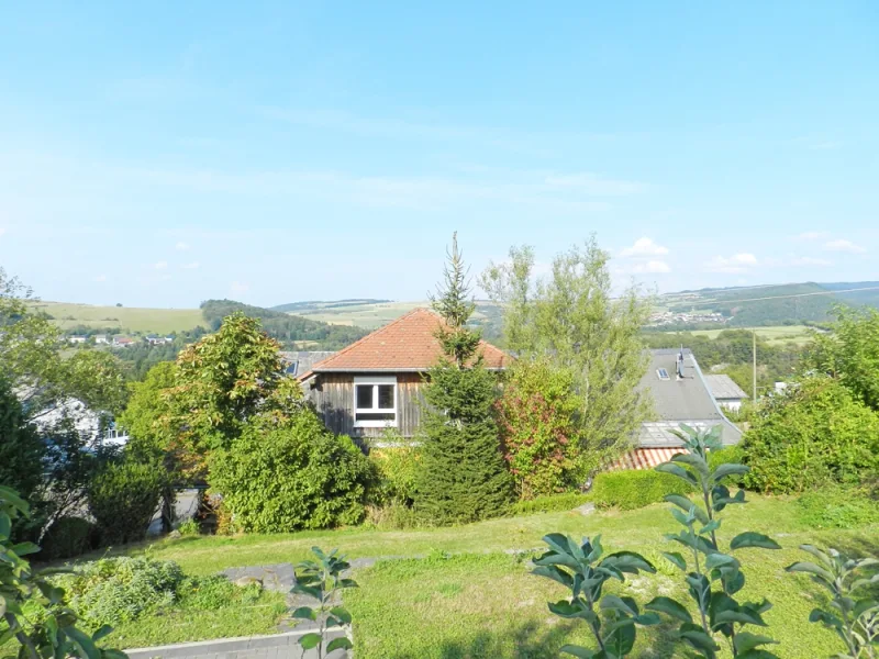 Grundstück und Lage - Haus kaufen in Ollmuth - Mehrfamilienhaus mit drei Wohneinheiten, Garagen, Garten Streuobstwiese und Mega-Fernblick!