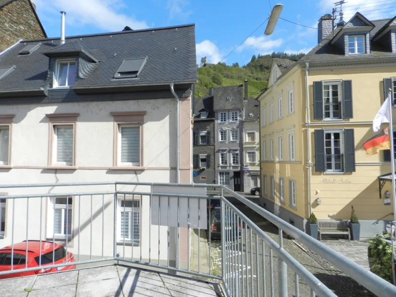 Balkon - Blick zur Grevenburg