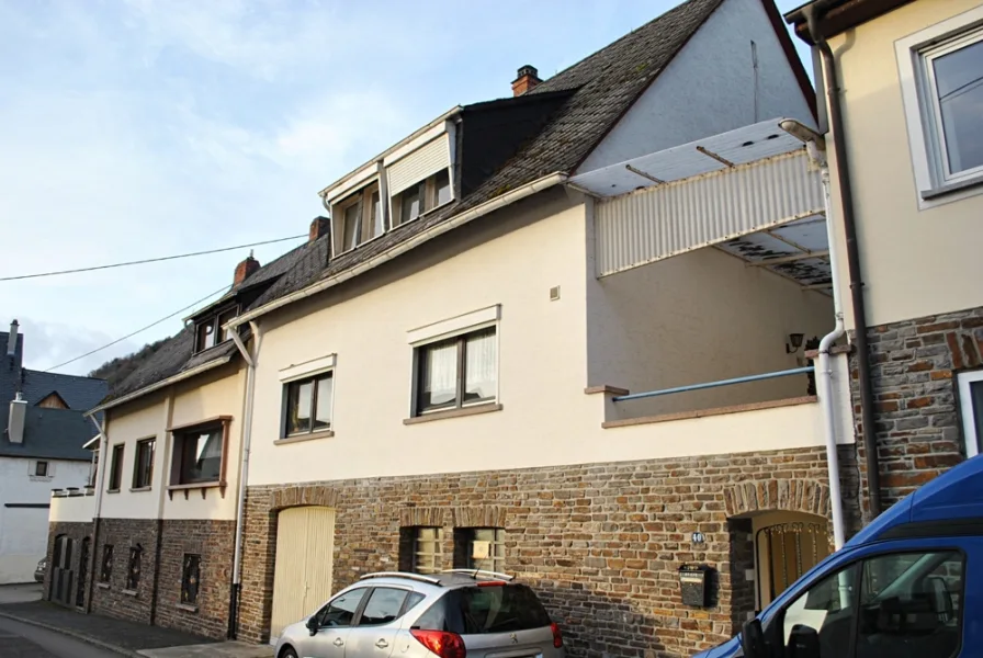 Außenansicht - Haus kaufen in Zell / Merl - Renovierungsbedürftiges Reihenmittelhaus mit Moselblick und überdachter Terrasse sowie Weinberge