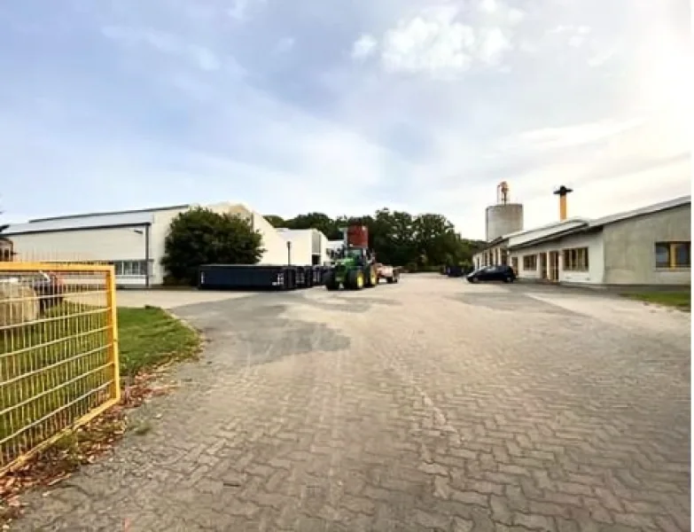 Zufahrt - Haus kaufen in Waren (Müritz) / Alt Falkenhagen - Lager-/Produktionshallen mit Sozial- und Verwaltungsgebäude sowie landw. Flächen auf über 46.000 m²