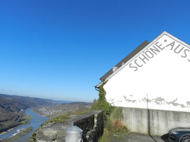 Giebelwand zum Parkplatz mit Aussichtspunkt