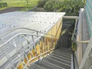 seitl. Treppe zum Garten