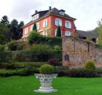  - Haus kaufen in Mouterhouse - Gepflegtes Jagdschloss auf einem 27 ha großen Grundstück in den Nordvogesen