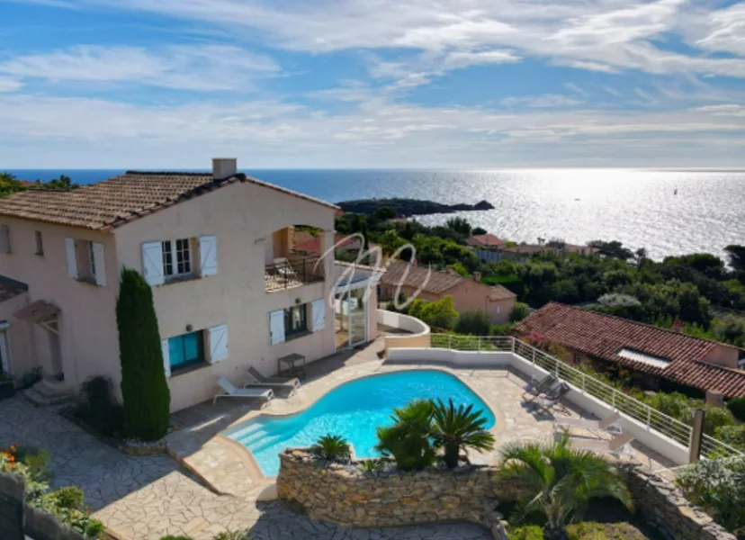  - Haus kaufen in Saint-Raphael - 5-Zimmer-Villa mit Meerblick und Pool