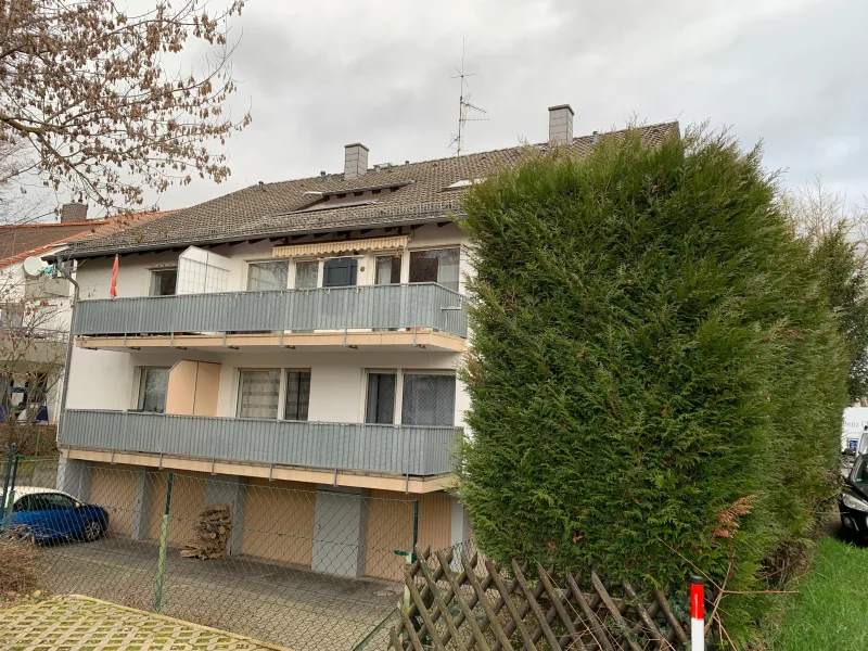 Hausansicht mit Dachterasse - Wohnung mieten in Mainz - Renovierte 2 Zimmer-DG-Wohnung mit sonniger Dachterrasse im beliebten Mainz- Laubenheim