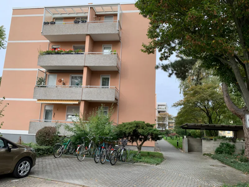 Hausansicht - Wohnung kaufen in Wiesbaden - Reserviert: Gemütliche 2 Zimmer-ETW mit Balkon in ruhiger Lage von Wiesbaden-Biebrich