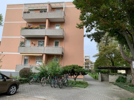Hausansicht - Wohnung kaufen in Wiesbaden - Gemütliche 2 Zimmer-ETW mit Balkon in ruhiger Lage von Wiesbaden-Biebrich