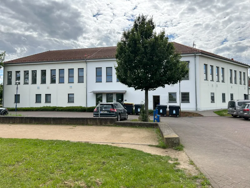 Hausansicht - Büro/Praxis mieten in Stadecken-Elsheim - Moderne, barrierefreie Gewerbeeinheit/Praxis in Stadecken-Elsheim