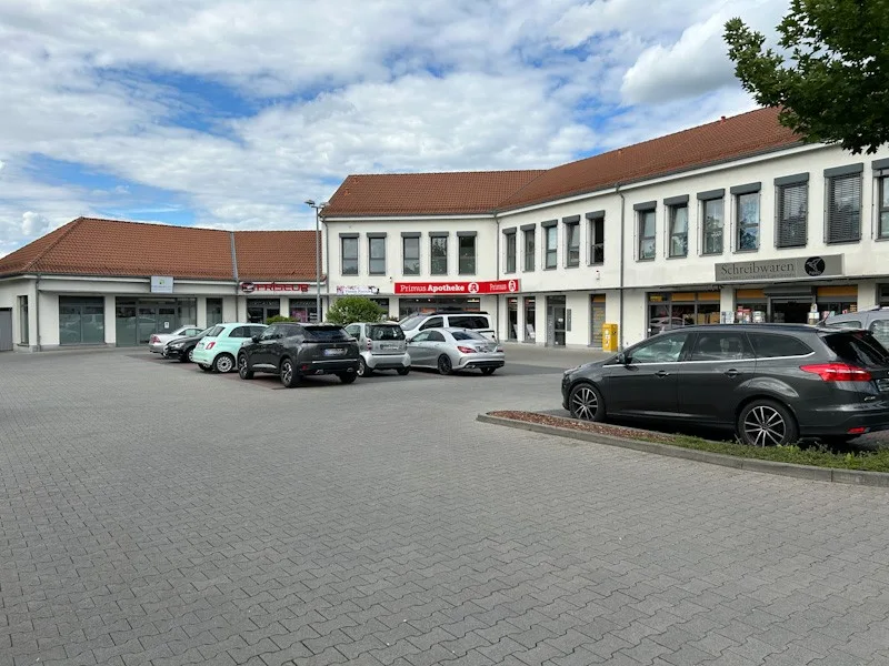 Hausansicht - Büro/Praxis mieten in Stadecken-Elsheim - Barrierefreie Praxis/Gewerbeeinheit auf ca. 121 m² in zentraler Lage von Stadecken-Elsheim