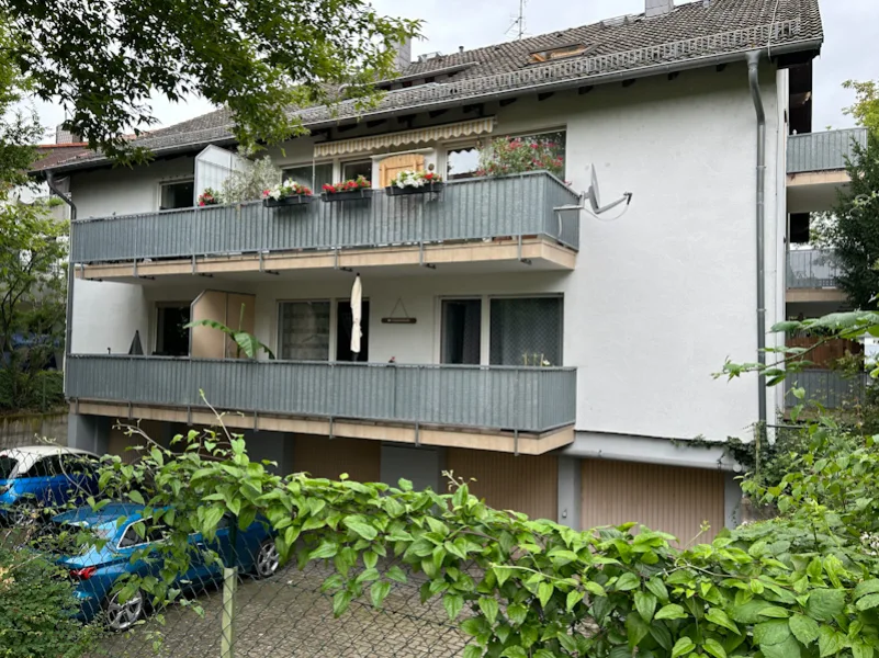 Hausansicht mit Garagen - Haus kaufen in Mainz - Super Kapitalanlage: Modernisiertes MFH mit 8 Einheiten, Garagen und Kfz in Mainz-Laubenheim