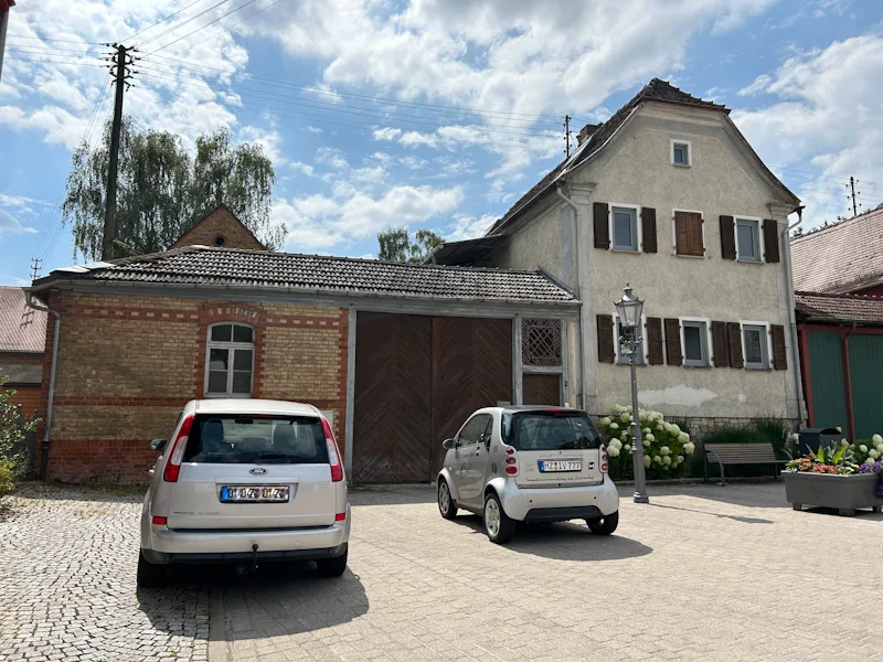 Hausansicht - Haus kaufen in Wiesbaden - Wiesbaden-Naurod: Charmante Hofreite mit Scheune, Garage und Carport im Ortskern