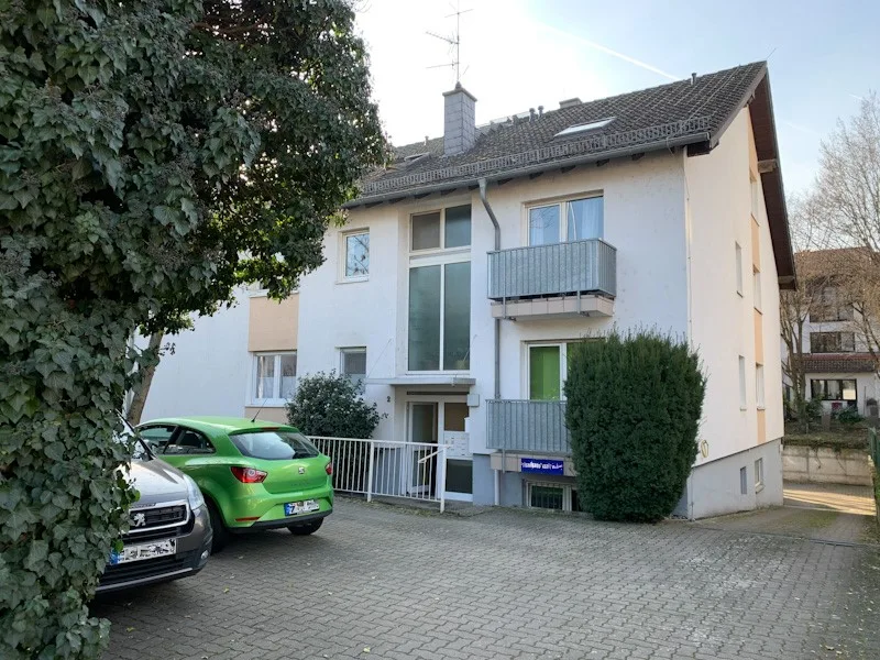 Hauseingang - Wohnung mieten in Mainz - Gut geschnittene 2 Zimmer-Wohnung mit 2 Balkonen und Kfz-Stellplatz im beliebten Mz.-Laubenheim