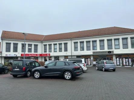 Hausansicht - Büro/Praxis mieten in Stadecken-Elsheim - Stadecken-Elsheim: Barrierefreie Gewerbeeinheit/Praxis auf ca. 118 m² in zentraler Lage