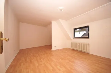 Wohnzimmer - Wohnung mieten in Montabaur - Montabaur, Dachgeschosswohnung in City-Lage *VIRTUELLE 360° BESICHTIGUNG AUF ANFRAGE*