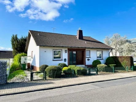 Straßenansicht - Haus kaufen in Montabaur - Montabaur, Bungalow auf der Alberthöhe *VIRTUELLE 360° BESICHTIGUNG AUF ANFRAGE*