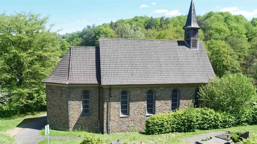 auf einem Hügel und im Grünen eingebettet - Sonstige Immobilie kaufen in Morsbach , Sieg - Stilvolle, kleine Bruchsteinkirche in Morsbach Ellingen 