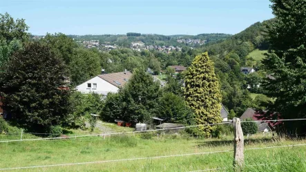 Blick in die Natur und auf Morsbach (ca. 3 km) - Grundstück kaufen in Morsbach , Sieg - Herrlich in der Natur gelegen: 972 m² Baugrundstück mit Blick auf Morsbach