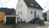 Frontseite mit Garage und Terrasse und ...