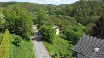 in einer grünen, verkehrsberuhigten Straße