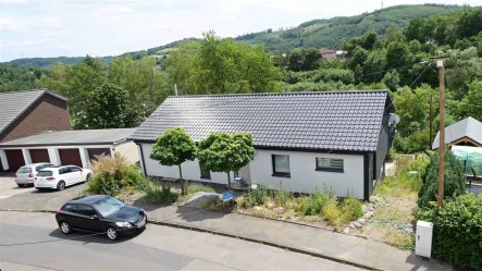 herrliche Wohnlage mit Panoramablick auf Morsbach - Haus kaufen in Morsbach , Sieg - Topsanierter Bungalow mit Garage und herrlicher Terrasse mit Fernblick