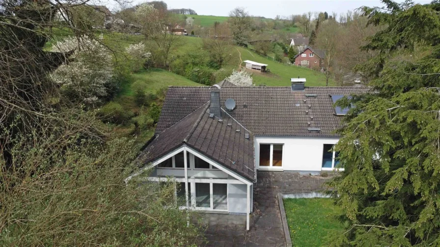 viel Platz im und um das Haus in Morsbach-Holpe  - Haus kaufen in Morsbach , Sieg - Ruhige, ungestörte Ortsrandlage: modernisierter Bungalow mit Platz für 2 Familien/Generationen