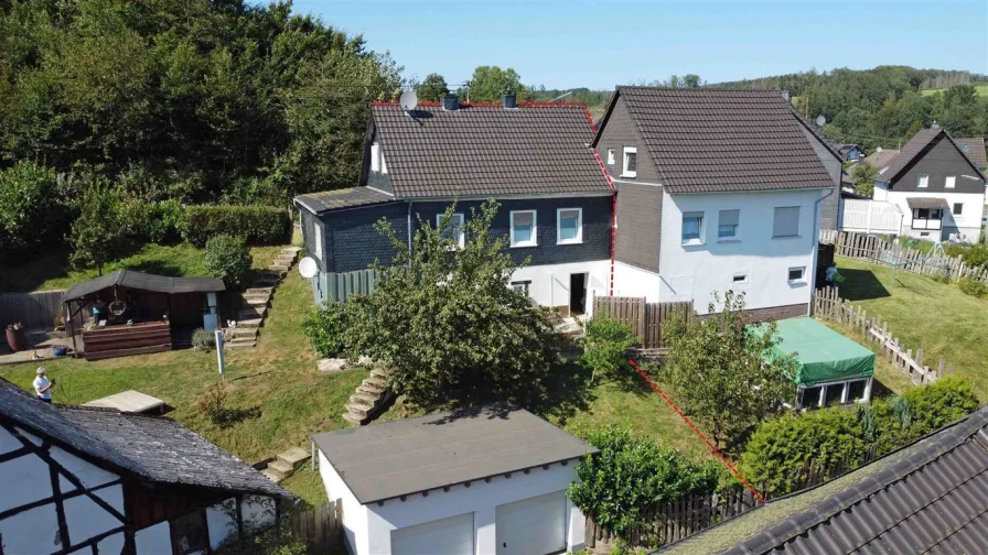 Rückseite mit Garten, Grillplatz, Garage, Scheune - Haus kaufen in Reichshof - Wohnhaus, Scheune, Doppelgarage und Möglichkeit zur Pferdehaltung 