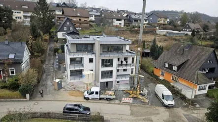 Straßenfront - Februar 2025 - Wohnung kaufen in Morsbach - Neu und barrierefrei: Exklusive Wohnungen (40, 68 und 82 m²) im Zentrum von Morsbach