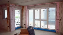 Viele große Fenster. Links: Tür zur Loggia (10 m²)